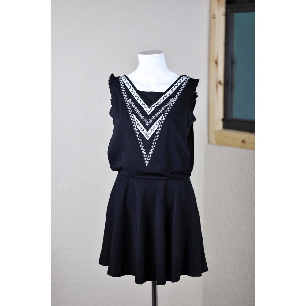 E-Land Black & White Ruffle Edge Dress - XXS